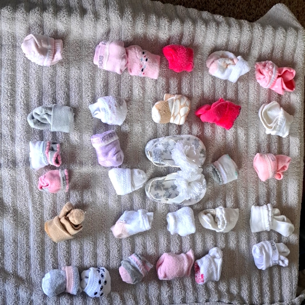 BABY SOCKS 6-12 MONTHS 25+PAIRS AND FLOWER SANDALS
